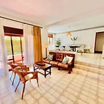 Casa Dos Trevos, 5 Bedroom With Pool * لاغوس