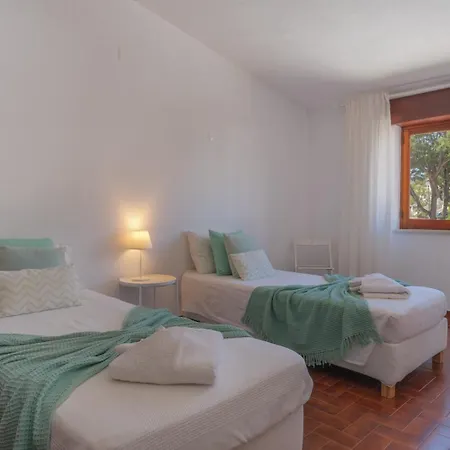 Casa Dos Trevos, 5 Bedroom With Pool Лагуш